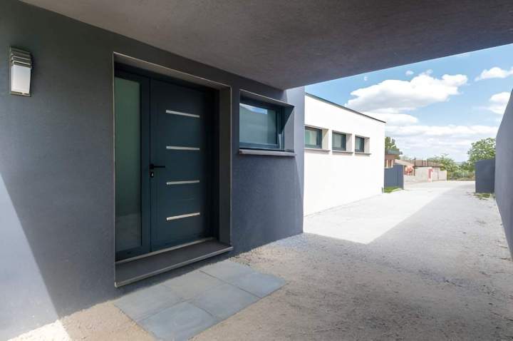 Fabrication de portes d’entrée aluminium à Roquebrune-sur-Argens
