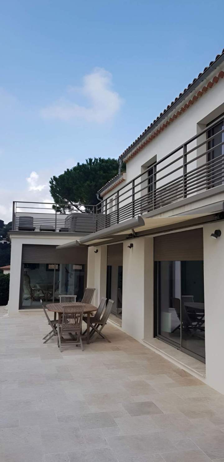 Pose de store banne à Roquebrune-sur-Argens